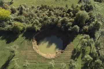 Poslije potresa otvorile su se goleme rupe u tlu: Ima ih čak 130, a najveća je široka 25 metara