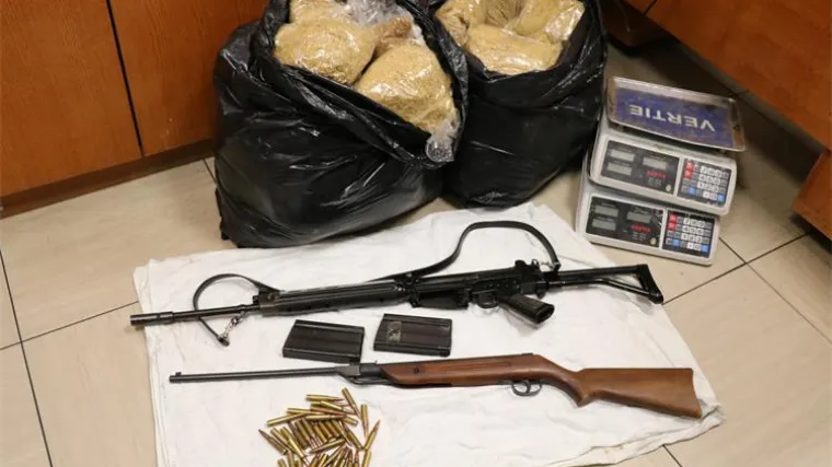 Mladići u bijegu od policije odbacili automatsku pu&scaron;ku i sef: Radi se o sinovima lokalnog političara