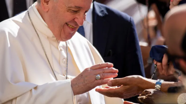 Dječak se odvažno dignuo i odlučio uzeti Papinu kapicu