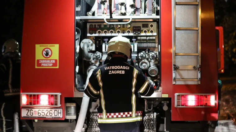 Uga&scaron;en je požar u Luci Ploče u čijem je ga&scaron;enju sudjelovalo pet vatrogasnih vozila