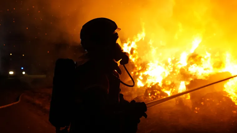 U Pločama buknuo veliki požar na brodu: U akciju ga&scaron;enja uključilo se pet vatrogasnih vozila