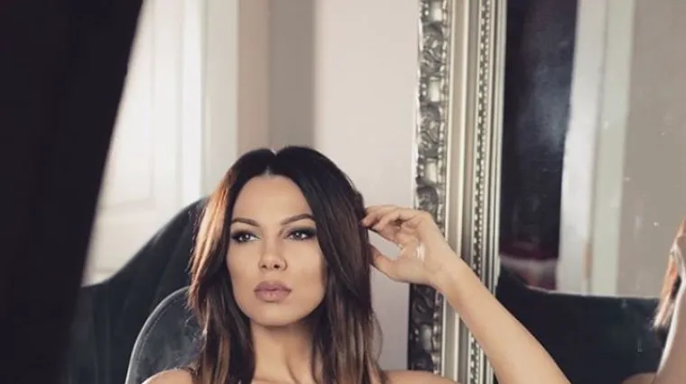 Žanamari zakopčana do grla, ali ipak - u tanga bodiju: Je li to zaboravila da je guzom okrenuta prema ogledalu?