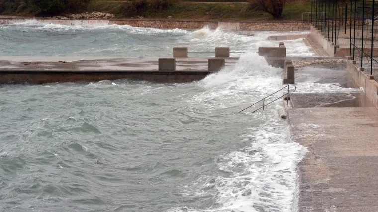 Ujutro i prijepodne će biti osjetno hladnije: Na moru se očekuje ograničenje prometa zbog umjerene i jake bure