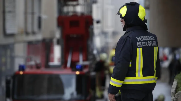 Lokaliziran požar istočno od Splita: Izgorjelo oko tri tisuće četvornih metara niskog raslinja