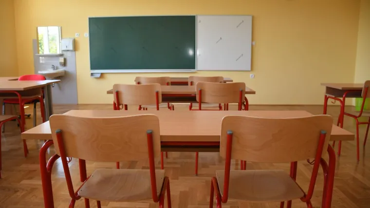 Učenici u cijeloj zemlji neće istovremeno prijeći na online nastavu, ali danas se ministar sastaje s lokalnim stožerima