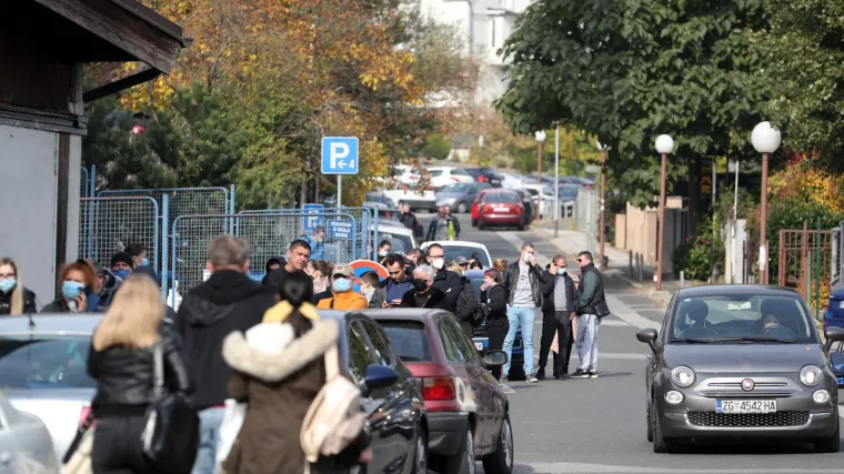 FOTO/VIDEO Ogromni redovi ispred Vinogradske za testiranje, čeka se po dva sata: &Scaron;ef bolnice objasnio &scaron;to se događa