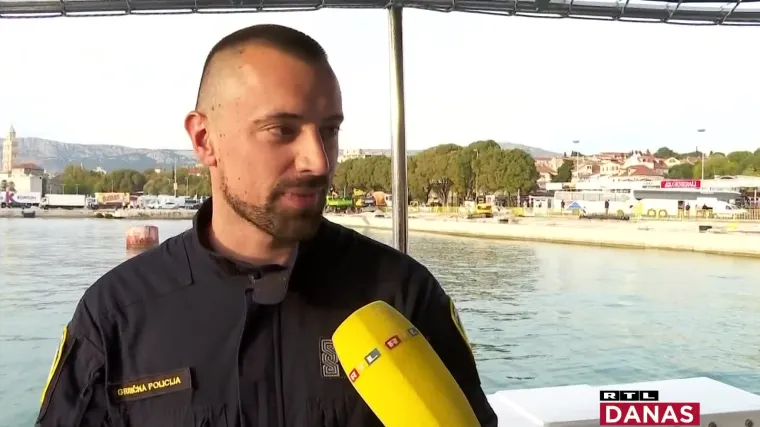 Policajac koji je spasio dupina: 'Bio je miran, kao da je znao da ga spa&scaron;avamo.' Pogledajte sve u videoprilogu