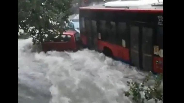 Dramatične snimke iz Italije: Oluja slična uraganu izazvala kaos na Siciliji, mu&scaron;karac se utopio zarobljen u autu