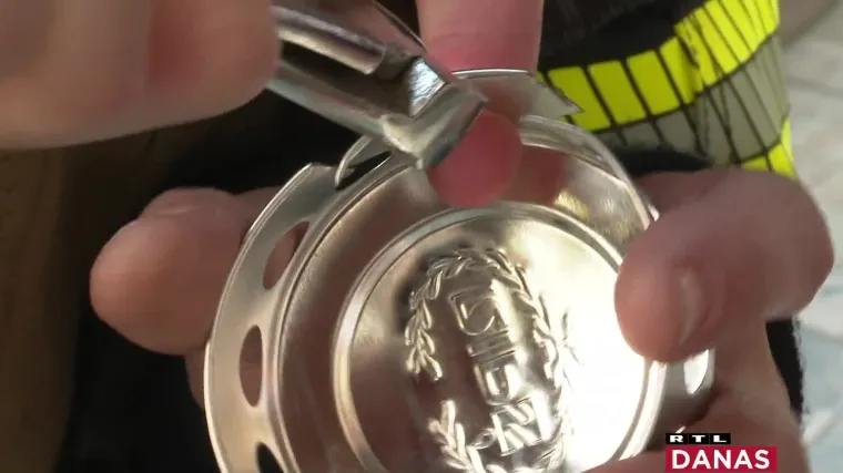 Dvogodi&scaron;njoj djevojčici prst je zaglavio u rupi poklopca lampa&scaron;a! Suze su rije&scaron;ili vatrogasci i obećanje čokolade