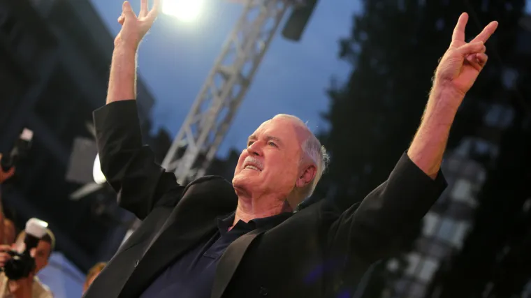 Kako je John Cleese razbjesnio gradonačelnika Londona: Ženio se četiri puta, a smirila ga je tek 32 godine mlađa ljepotica