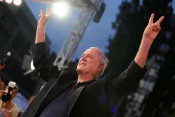 Kako je John Cleese razbjesnio gradonačelnika Londona: Ženio se četiri puta, a smirila ga je tek 32 godine mlađa ljepotica