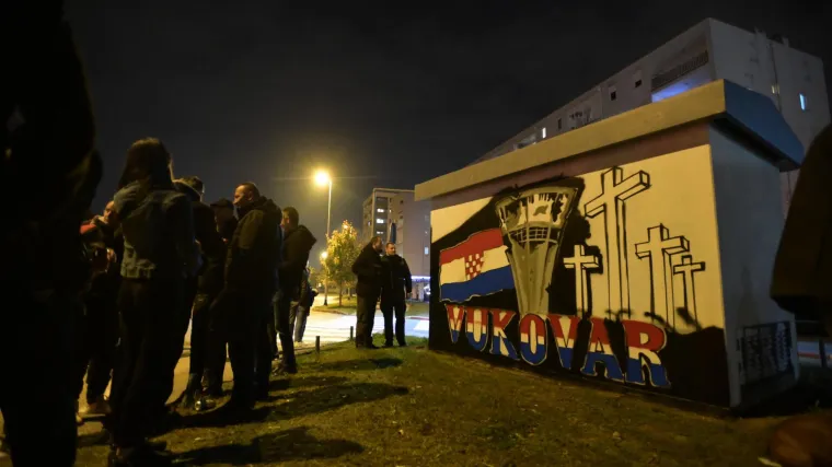 FOTO U Zagrebu uklonili murale posvećene Vukovaru, Toma&scaron;evićev zamjenik objasnio za&scaron;to: Nezadovoljni građani crtaju nove