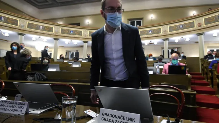 Filipović, za razliku od pro&scaron;le godine, glasao protiv novog zaduženja Zagreba. Toma&scaron;ević: 'Kako vam nije neugodno?'