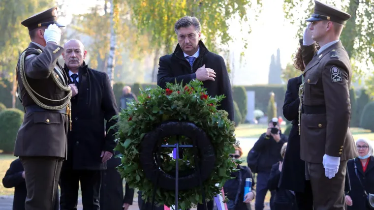 Plenković položio vijence i zapalio svijeće na Mirogoju: 'Iskazali smo po&scaron;tovanje prema svim preminulima, osobito prema hrvatskim braniteljima'