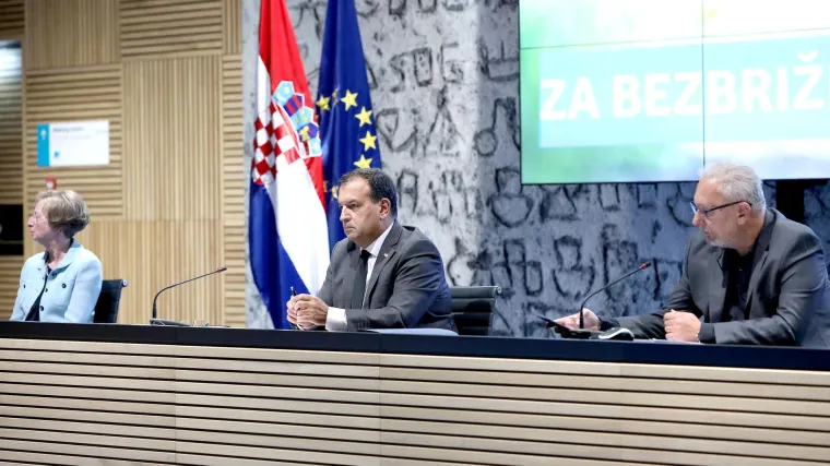 Stožer: 'Shvatili smo da je jedina protuepidemijska mjera totalni lockdown, ali nam to ne pada na pamet'