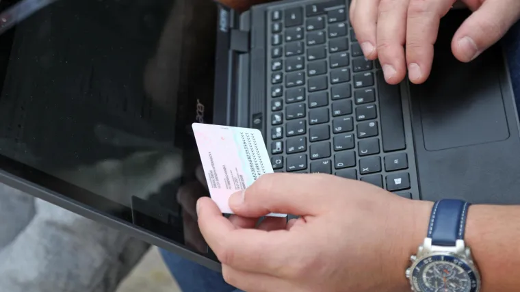 Popisivač slučajno zatekao ženu u stanu s ljubavnikom: 'Mislila je da sam joj muž. Nije razaznala zbog maske'