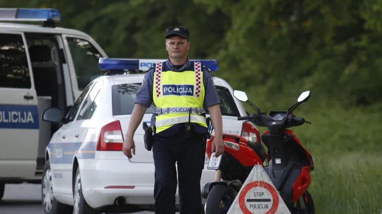 Automobil sletio s ceste u noći na subotu: Jedna je osoba poginula, a tri su teško ozlijeđene