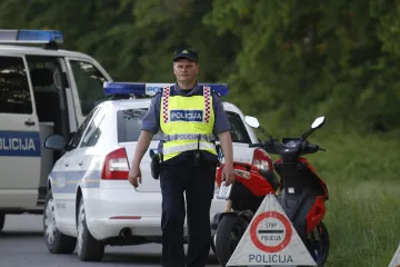 Automobil sletio s ceste u noći na subotu: Jedna je osoba poginula, a tri su teško ozlijeđene
