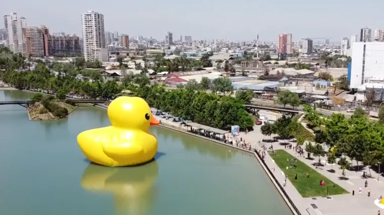 Neobična izložba u Čileu: Gigantska žuta gumena patka glavna je atrakcija