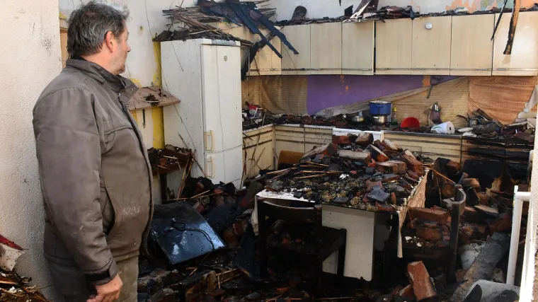 Uspjeli spasiti samo dokumente i nekoliko školskih knjiga: 'Bacali smo djecu kroz prozor. Primali su ih žena i sin...'