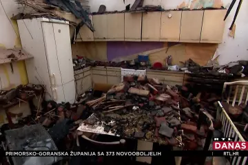 Dokumenti i nekoliko školskih knjiga - to je sve što je ostalo obitelji sa šestero djece u Slavoniji kojima je kuća izgorjela do temelja. Ostali bez svega!