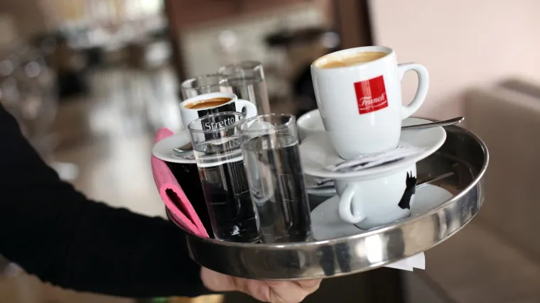 Naručio samo kavu i ostao u &scaron;oku kad je dobio račun od čak 4.377 kuna. Policija privela vlasnicu