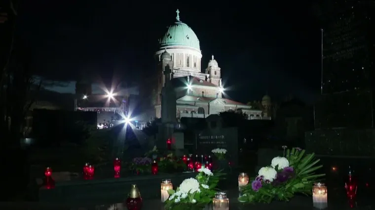Građani diljem zemlje obilaze posljednja počivali&scaron;ta svojih najmilijih, polažu cvijeće, pale svijeće i prisjećaju se onih kojih vi&scaron;e nisu s nama