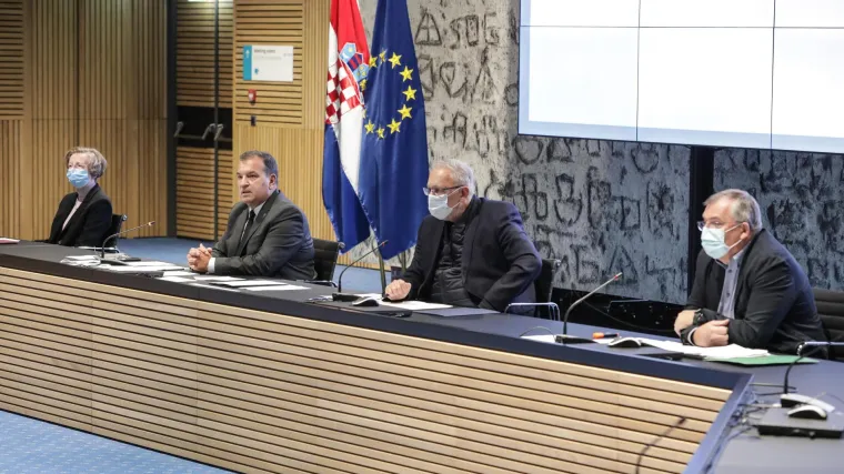 Hrvati još uvijek većinom podržavaju rad Stožera, najviše ih vjeruje Alemki Markotić. Veliki udio uzet će i treću dozu...