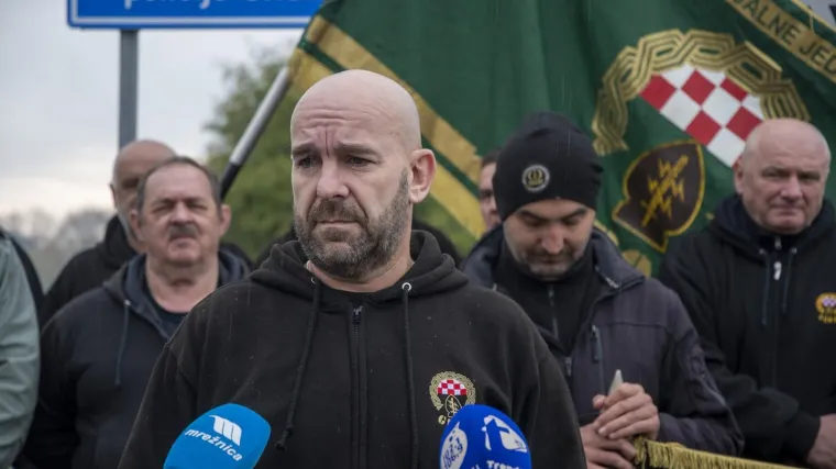 FOTO Gradonačelnik Karlovca slikao se s ratnim zločincem na mjestu zločina