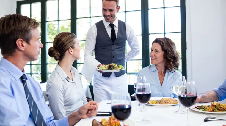 Mnogi su ljuti: Konobarica otkrila odurnu istinu za&scaron;to se pojedine goste moli da sjede u stražnjem dijelu lokala