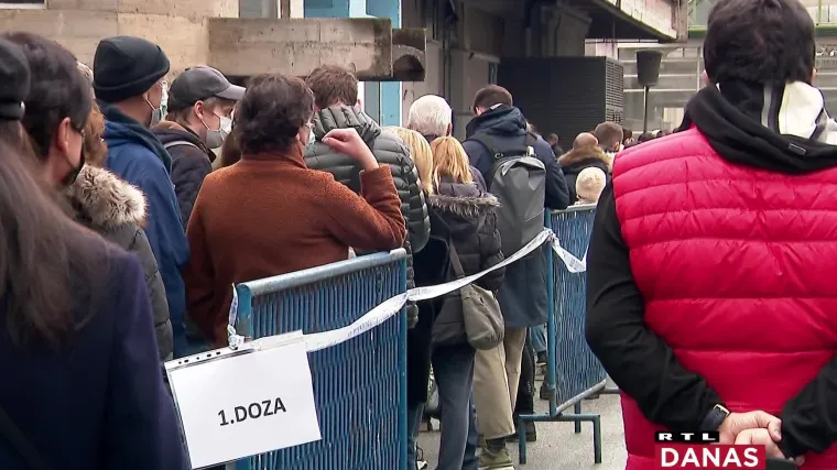 U tri dana umrlo je čak 93 ljudi od covida, naglo ih se cijepi sve vi&scaron;e: 'Do&scaron;ao sam po 3. dozu, a samo mi je 85 godina'