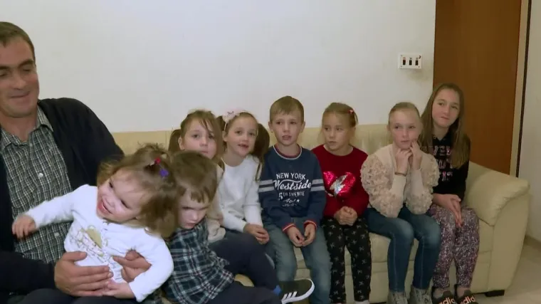 Osmero mali&scaron;ana ostalo bez majke, a sada žive s ocem u stanu s dvije sobe: Treba im pomoć za pristojan krov nad glavom