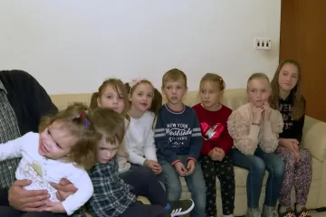 Osmero mališana ostalo bez majke, a sada žive s ocem u stanu s dvije sobe: Treba im pomoć za pristojan krov nad glavom