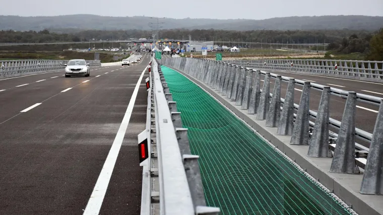 Pijani mu&scaron;karac napravio kr&scaron; i lom na granici s BiH: Vozio unatrag pa udario u kućicu za graničnu kontrolu