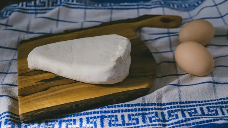 Jednostavno i brzo napravite sami domaći kravlji sir