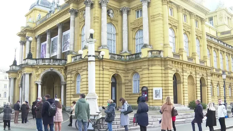 Svake godine ista priča: Čekanje, i to vi&scaron;e od tri sata u redu - za dragocjene kazali&scaron;ne ulaznice