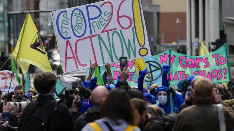 Stotine aktivista za za&scaron;titu okoli&scaron;a u Glasgowu prosvjedovalo u ritmu bubnjeva: 'Moramo ih osuditi jer zapravo uni&scaron;tavaju planet'