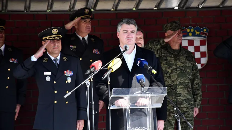 Milanović prima kadete i promovira časnike, od ministra ni traga, ali ga je predsjednik ipak spomenuo