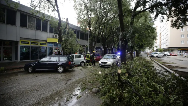Oluja napravila probleme u BiH: Ki&scaron;a i vjetar nosili krovove kuća, vi&scaron;e naselja ostalo bez struje
