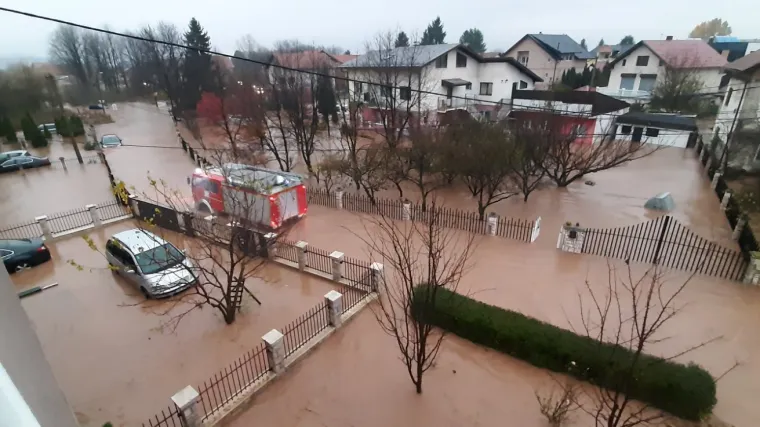 Dijelovi Sarajeva pod vodom, vatrogasci evakuiraju ljude iz domova: 'Mi smo pod vodom, rijeka se izlila. To je katastrofa'