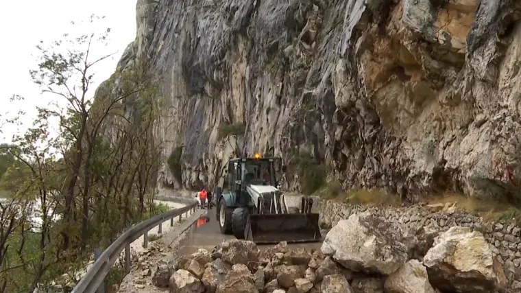 Gomila odronjenog kamenja pala na cestu kod Omi&scaron;a: Vožnja ovom prometnicom prava je lutrija