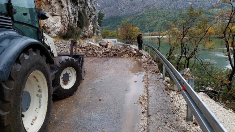 Pukom srećom izbjegnuta tragedija: Ispred vozača kamiona pale vi&scaron;etonske stijene, zatvorena državna cesta kod Omi&scaron;a