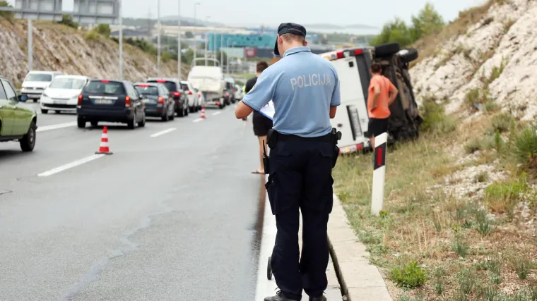Zbog prevrtanja vozila prekinut promet u Slavoniji: HAK najavio na kojim će cestama promet biti prekinut