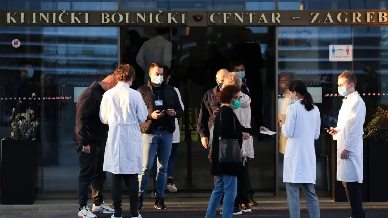 &Scaron;estero djelatnika KBC-a Zagreb dobilo prijedlog otkaza jer se nisu htjeli ni cijepiti ni testirati