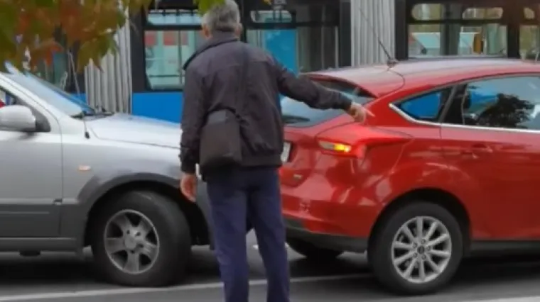 Najčudniji ishod prometne nesreće ikad snimljen je mobitelom, a ovo je snimka