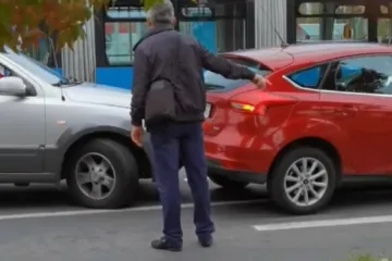 Najčudniji ishod prometne nesreće ikad snimljen je mobitelom, a ovo je snimka