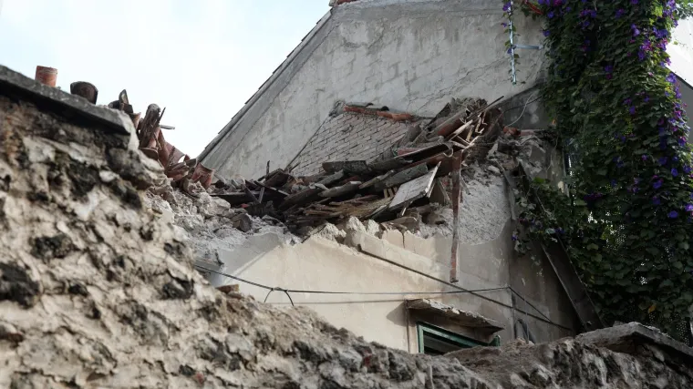 Kao da ju je pogodila bomba! Dotrajala kuća uru&scaron;ila se u centru &Scaron;ibenika. Dio je pao na slastičarnicu