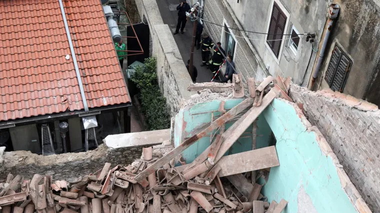 FOTO U samom centru grada sru&scaron;io se dio kuće: O&scaron;tećen je jedan ugostiteljski objekt