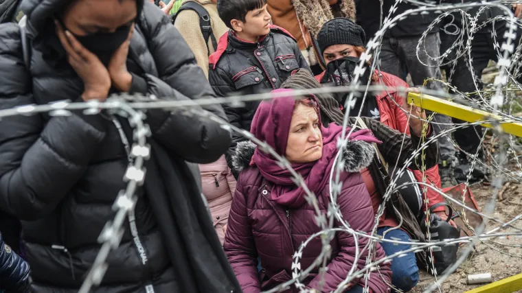 Poljska krivi Bjelorusiju jer migranti silom poku&scaron;avaju prijeći granicu: 'Granica je sveta - za nju je prolivena poljska krv'