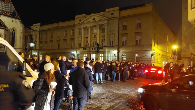Tristotinjak građana na Markovom trgu pojavilo se s lampionima: 'Ovo nije prosvjed, spontano smo se okupili za slobodu'